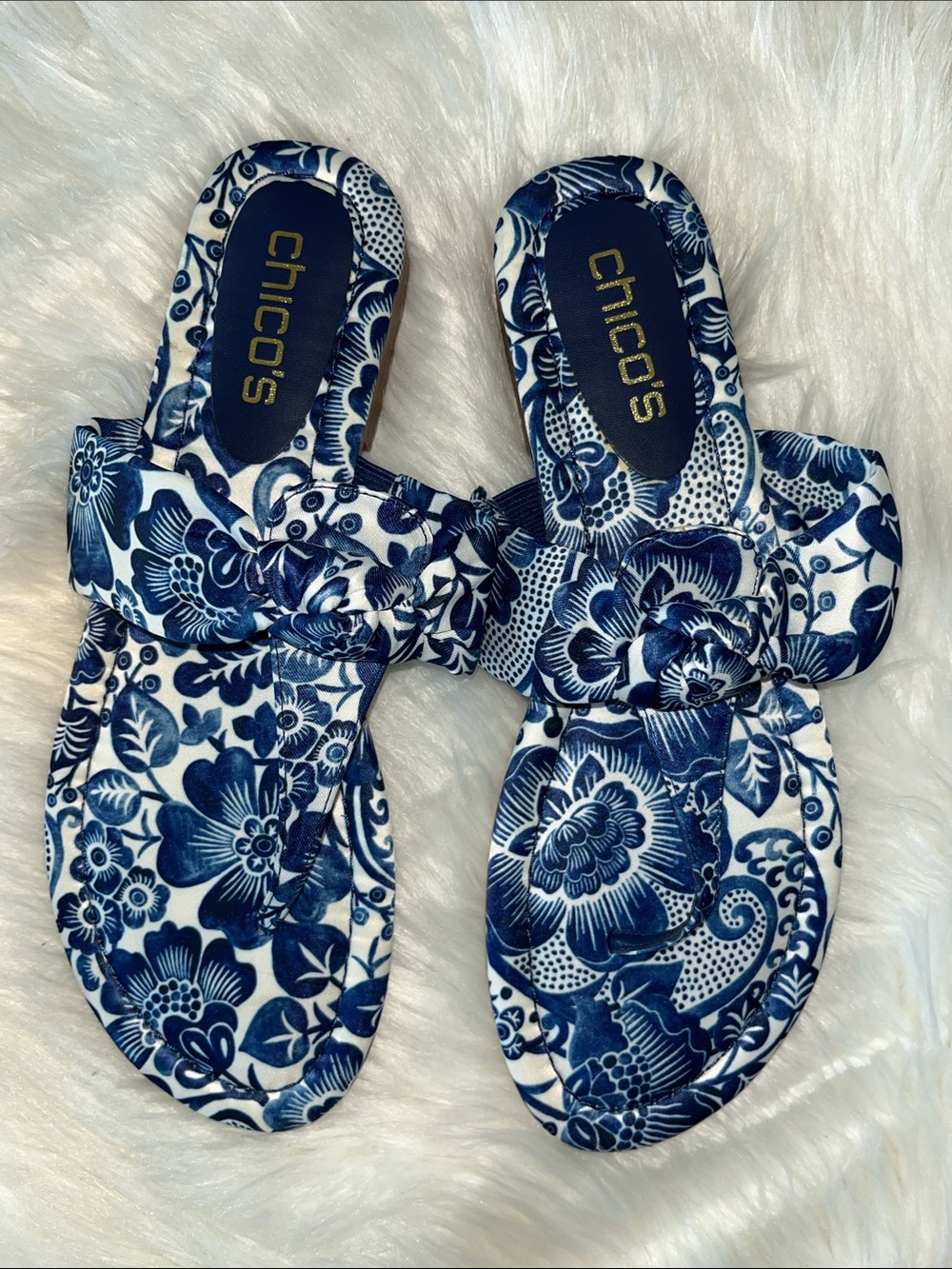 Chico's Blue Floral Thong Sandals Classic Navy/White Natalia Printed Sz 8 NEW